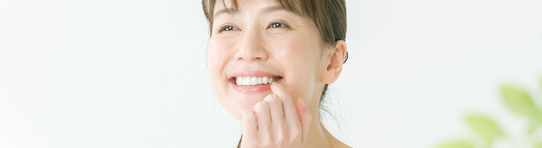 白い歯を見せて微笑む女性