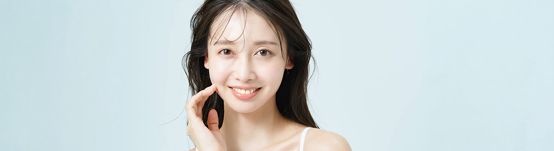 白い歯の女性